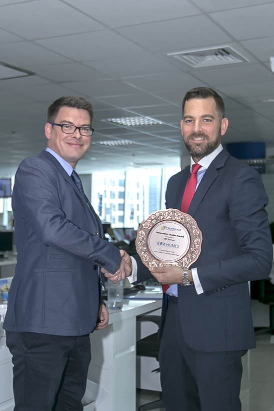 Paul McCambridge, Head of Sales (UAE) presents Chris Whitehead, Managing Director of ERE Homes with the Innovation Leader Award